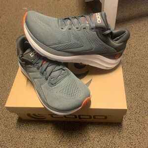 Topo Athletic Phantom 2 Size 8